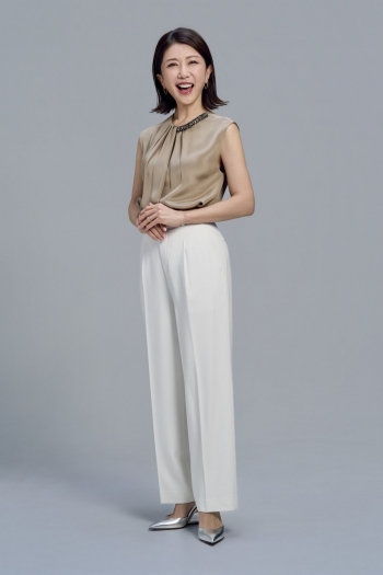 坂田陽子ベージュ全身