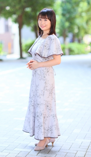 ③5730佐藤綾香カジュアル外全身2 リサイズ